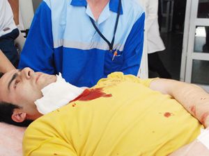 İş yeri komşusunu maket bıçağıyla yaraladı