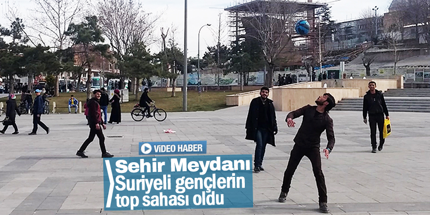 Şehir Meydanı Suriyeli gençlerin top sahası oldu