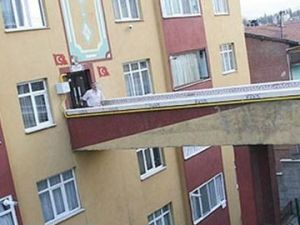 Apartmana görenleri şaşırtan giriş!
