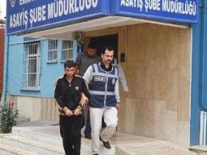 Çarşafın arasına gizlendi!