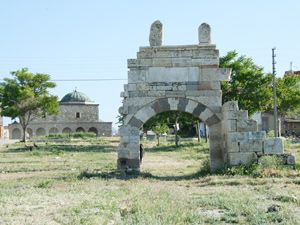 Tarihi kale kapısı yıkılmaya yüz tuttu