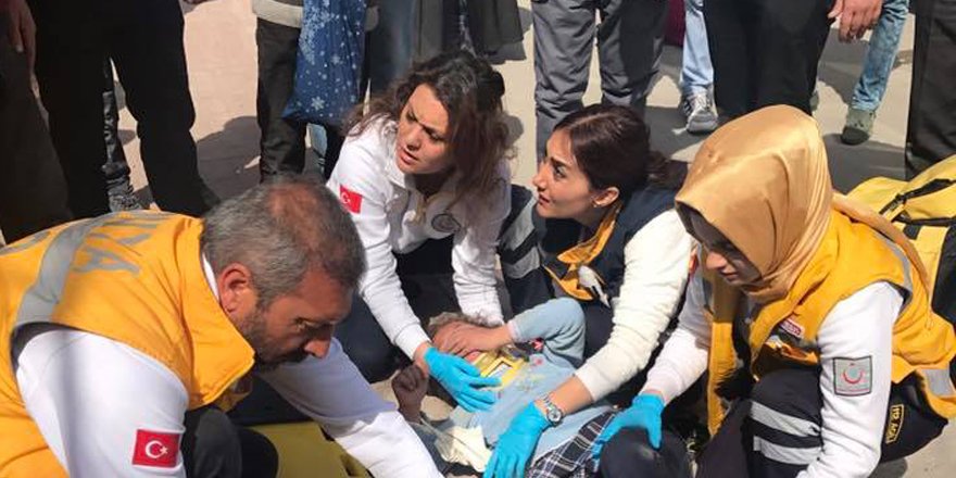 Şeker toplarken araba çarptı