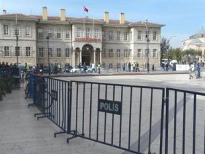 Valilik önüne seyyar satıcı barikatı