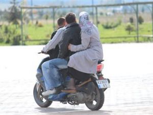 Hem kasksız, hem 4 kişi seyahat