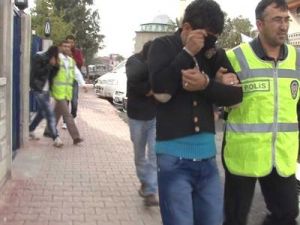 Bayramlaşmak bahanesiyle apartmandan ayakkabı çaldılar