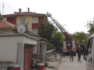 Çatı yangını büyümeden söndürüldü
