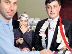 Uyanık damat düğüne pos cihazı getirdi!
