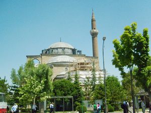 Yıkık türbenin yapımı tamamlandı
