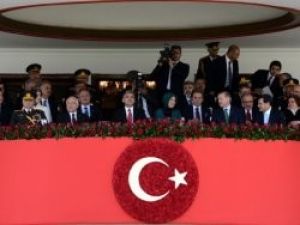 Başkomutan'ın eşi ilk kez tribünde
