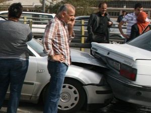 Kaza köprüsünde 10 araç birbirine girdi