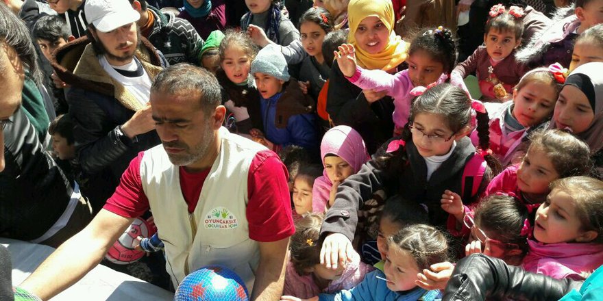 600 yetim çocuğun yüzü güldürüldü