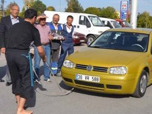 8 otomobili serçe parmağıyla çekti