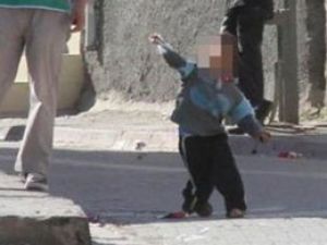 5 yaşındaki çocuk polise böyle taş attı!