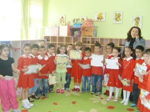 Anasınıfı öğrencileri karne sevincini yaşadı