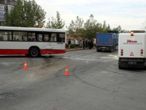 TIR, belediye otobüsüne çarptı: 8 yaralı