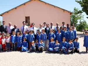 Köy okuluna kırtasiye ve kitap yardımı