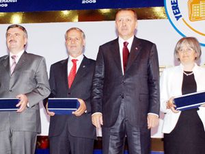 Başbakan’dan Dügen ve Akyürek’e plaket