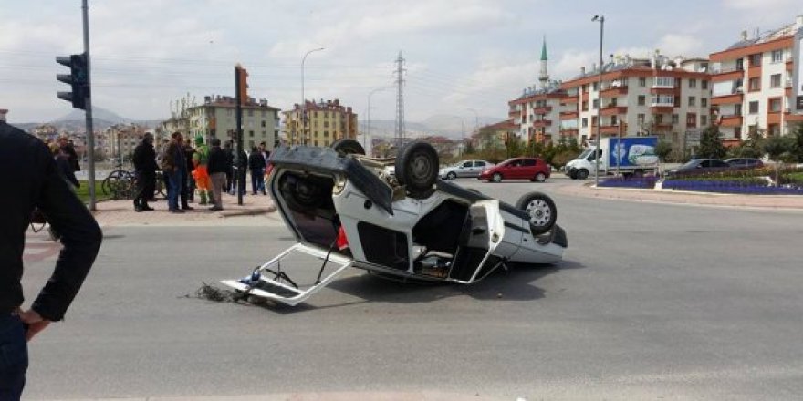 Araç kavşakta takla attı