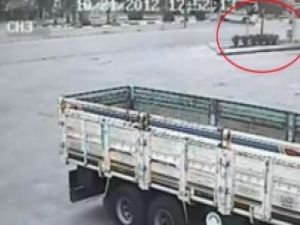 Motosiklet sürücüsü otobüsün altında kaldı