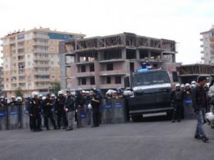 Polis BDP'lilere geçit vermedi