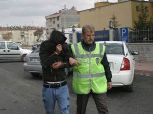 Hırsıza engel olmak isterken canından oluyordu