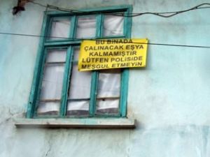 Evi 4 kez soyulunca hırsızlar için pankart astı
