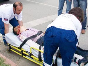 Kasksız motor sürücüsü otomobile arkadan çarptı