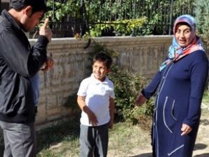 Ailesini de kendisi gibi sessizlikten kurtardı