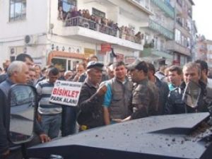 500 kişi karakolu bastı, ortalık karıştı!