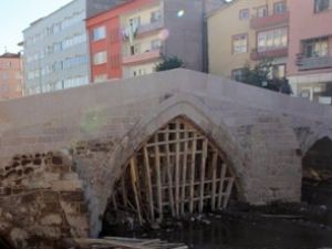 Tarihi köprüler restore ediliyor