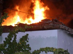 Dün boşaltılan ev alev alec yandı