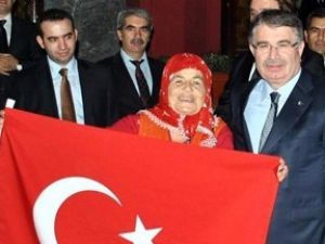 Yaşlı kadın Bakan Şahin'i tanımayınca