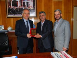 Haşmet Okur'a teşekkür plaketi