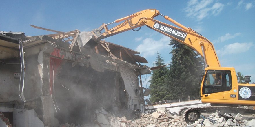 Beyşehir’de iki yılda 56 metruk yapı yıkıldı