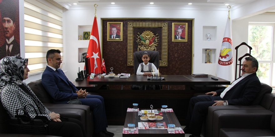 Başkan Tutal, makam koltuğunu ilkokul öğrencine bıraktı