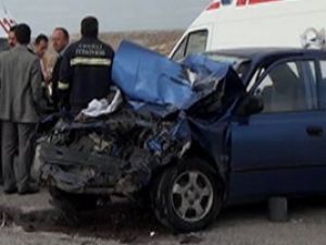 Otomobil minibüsle çarpıştı: 1 ölü, 4 yaralı