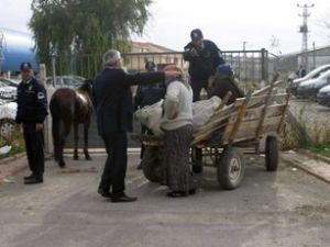 At arabalı kadınlar polise saldırdı