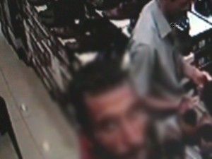 Poz veren hırsız, yine kameraya yakalandı