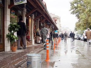 Çöp kutularıyla su taşıdılar