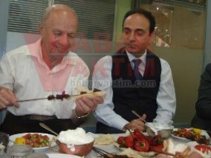 BDP'li Beşikçi ve Baydemir'den kebap ziyafeti