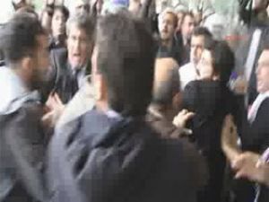 Aysel Tuğluk'a polis tekmesi!