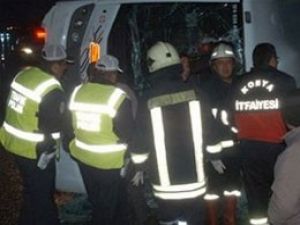 Tren otomobile çarptı:2 yaralı