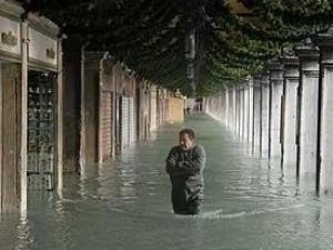 Venedik'i yine sel bastı