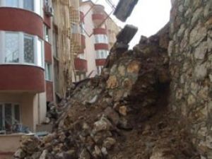 Çöken duvar apartman boşalttırdı