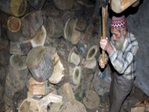 75 yaşında her gün 3 ton odun kırıyor