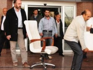 Büyükşehir olduğu gün belediyeye haciz geldi