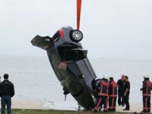 Aracıyla birlikte deniz uçtu