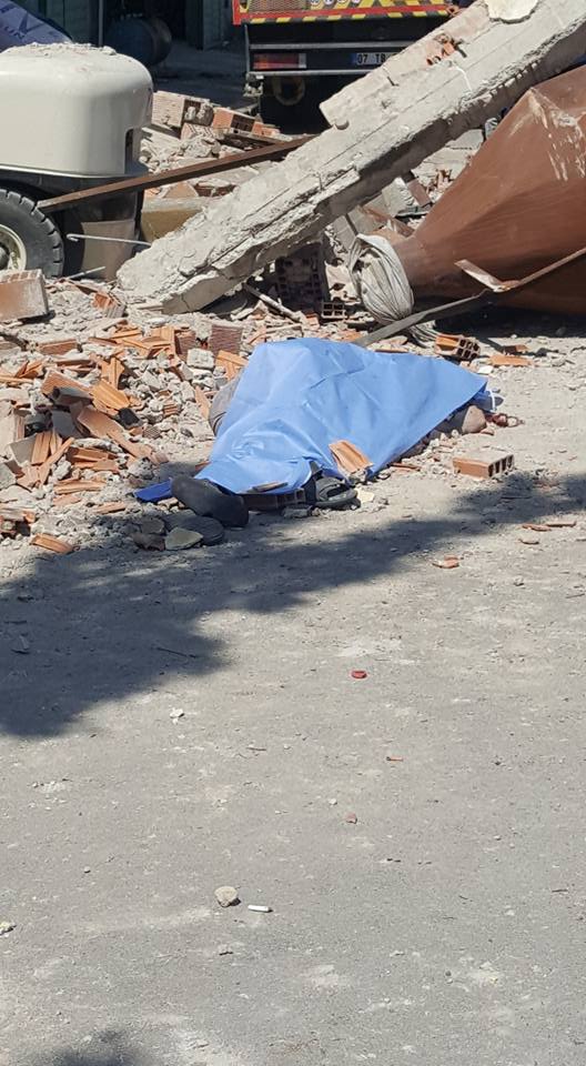 FORKLİFTİN YIKTIĞI DUVARIN ALTINDA CAN VERDİ