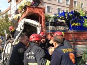 Sıkışan sürücüyü itfaiye ekipleri kurtardı
