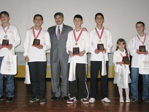 Olimpiyat şampiyonu öğrencilere ödül